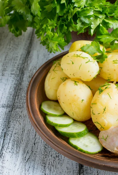 Young gekookte aardappelen met worst, komkommer, dille en peterselie — Stockfoto