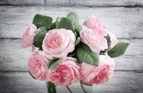 Róże w wazonie. — Zdjęcie stockowe