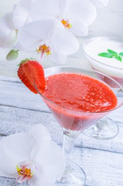 Taze meyve ve meyve eski püskü ahşap panoları ve beyaz kokteyl