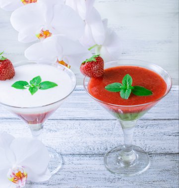 Taze meyve ve meyve eski püskü ahşap panoları ve beyaz kokteyl