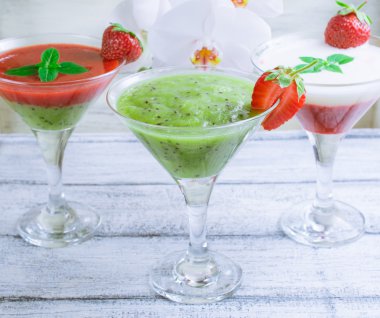 Taze meyve ve meyve eski püskü ahşap panoları ve beyaz kokteyl