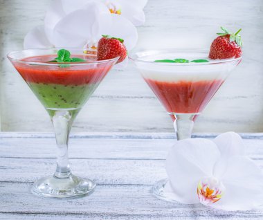 Taze meyve ve meyve eski püskü ahşap panoları ve beyaz kokteyl