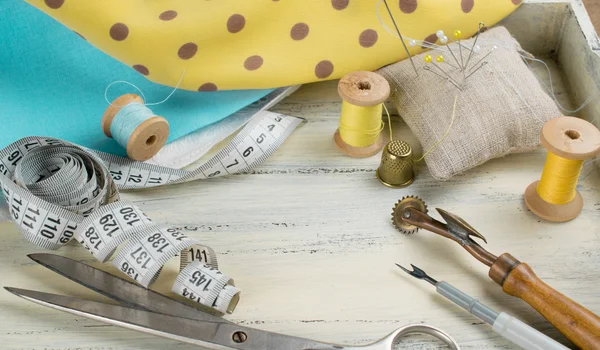Reel of thread, centimeter, fabric, thimble and scissors, seam r — Stock Photo, Image
