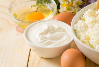 Ekşi krema ve diğer malzemelerin üzerine çayır çiçek backgrou