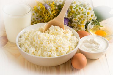 Süzme peynir ve diğer malzemelerin üzerine çayır çiçek backg