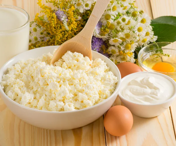 Cottage kaas en andere ingrediënten op de weide bloemen backg — Stockfoto