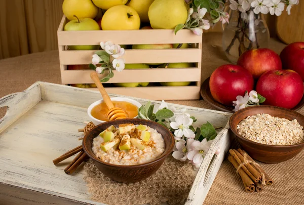 Овсянка с яблоком и корицей в миске, мёд и корица — стоковое фото