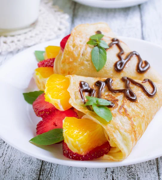 Frittelle con fragole affettate e arancia — Foto Stock