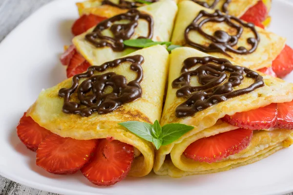 Pfannkuchen mit geschnittenen Erdbeeren — Stockfoto