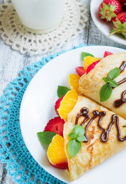 Frittelle con fragole affettate e arancia — Foto Stock