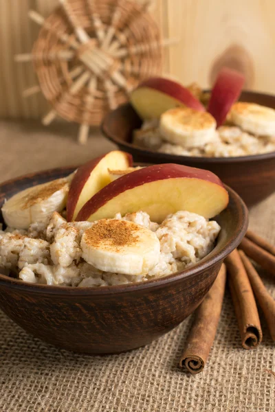 Farina d'avena con banana, mela e cannella — Foto Stock