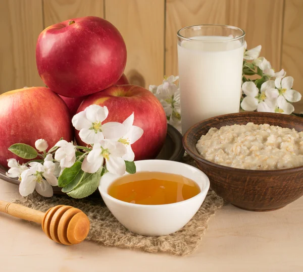 オートミール、乳と蜜の赤いリンゴ — ストック写真