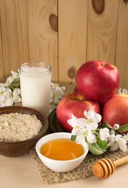 Red apples with oatmeal, milk and honey — Stock Photo, Image