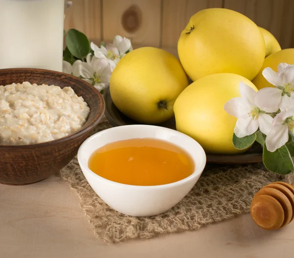 Yellow apples with oatmeal, milk and honey — Stock Photo, Image