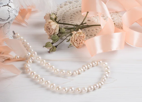 Accessori retrò donna tra cui collana di perle e costine di seta — Foto Stock