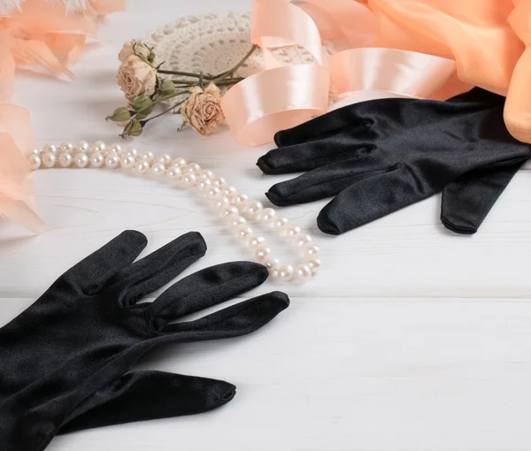 Accessori retrò da donna tra cui guanti di velluto e collo di perle — Foto Stock