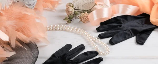 Accessori retrò da donna tra cui guanti di velluto e collo di perle — Foto Stock