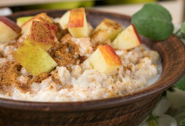 Elma ve tarçın kase yulaf ezmesi  