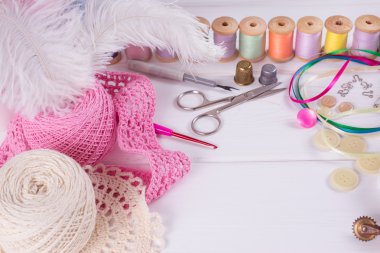 Dikiş, örgü ve dikiş için ahşap bir gemide ayarla  
