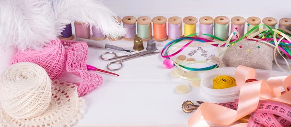 Conjunto para costura, tricô e bordado em uma tábua de madeira — Fotografia de Stock