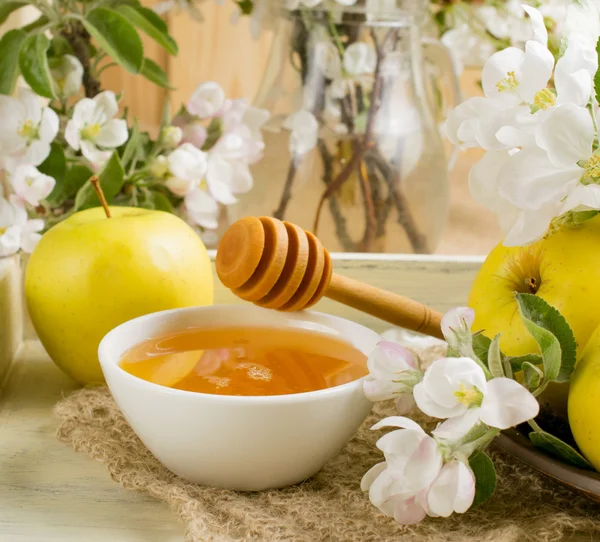 Stilleven met appels, takje appelboom en honing in de lade — Stockfoto