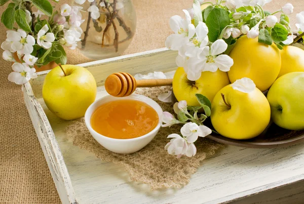 Stilleven met appels, takje appelboom en honing in de lade — Stockfoto