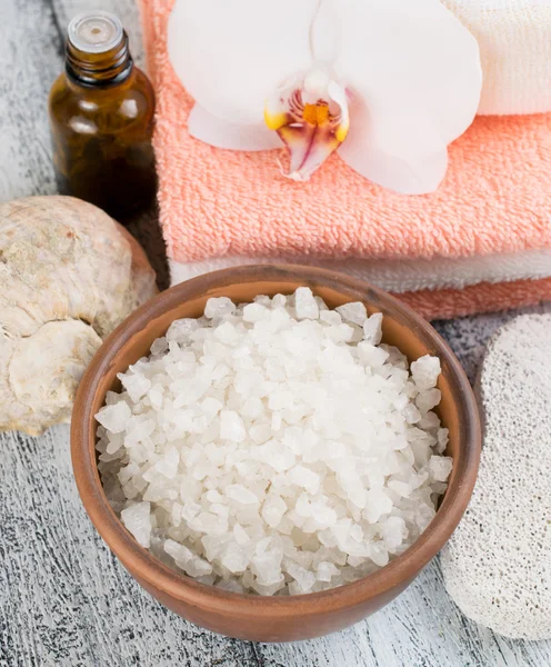 Spa salon with sea salt, towels and flowers — Stock Photo, Image