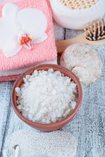 Spa salon with sea salt, towels and flowers — Stock Photo, Image