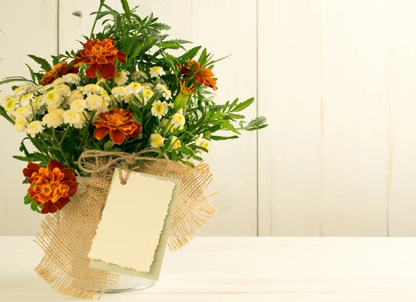 Tagetes buquê de flores com cartão decorativo em madeira b — Fotografia de Stock