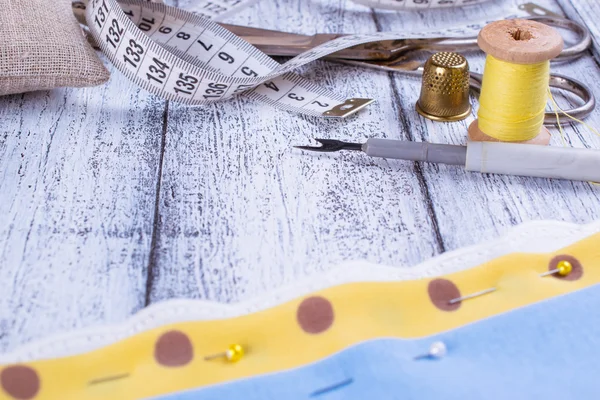 Tools for sewing and fabric on wooden boards — Stock Photo, Image