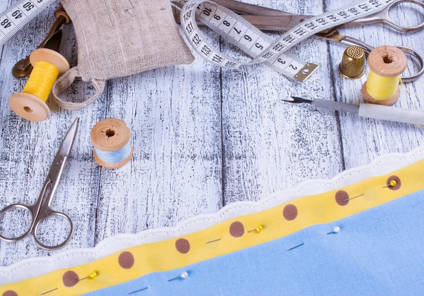 Nástroje pro šití a tkaniny na prkna — Stock fotografie