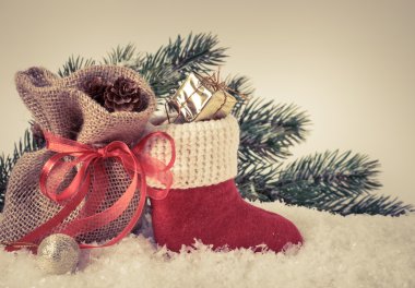 Noel Baba'nın çizme ve Hediyelik çanta üstünde kar.  
