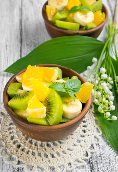 Ensalada de frutas con kiwi, plátano y naranja — Foto de Stock