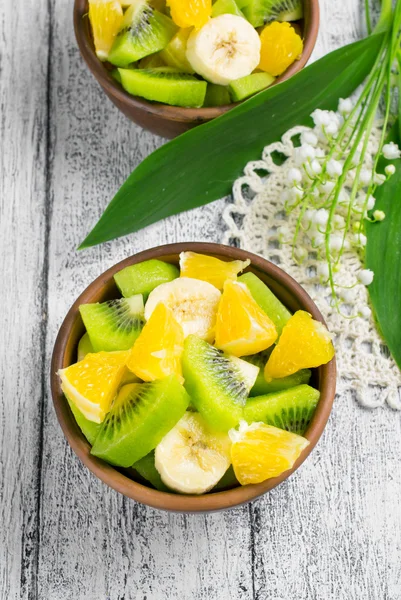 Ensalada de frutas con kiwi, plátano y naranja —  Fotos de Stock