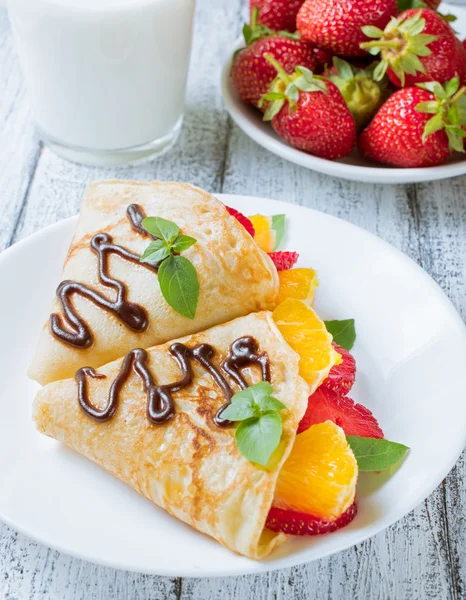 Panqueques con fresas en rodajas y naranja — Foto de Stock