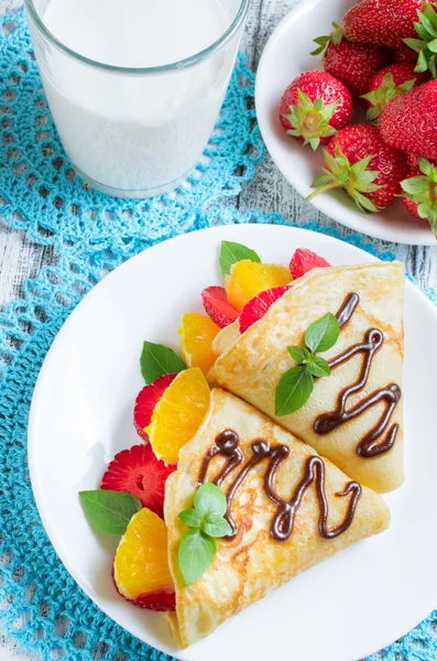 Panqueques con fresas en rodajas y naranja — Foto de Stock