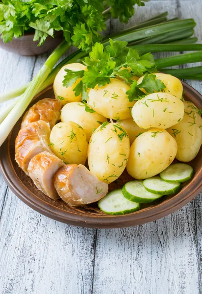 Batatas fervidas jovens com endro, linguiça e pepino — Fotografia de Stock