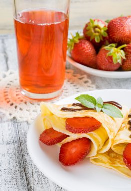 Krep dilimlenmiş çilek ile 