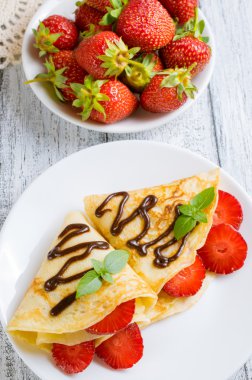 Krep dilimlenmiş çilek ile 