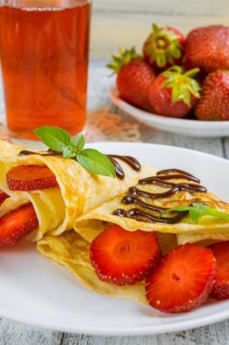 Krep dilimlenmiş çilek ile 