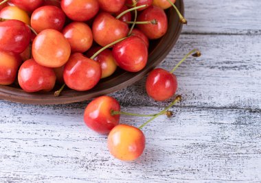 Tatlı kiraz ahşap tahta üzerinde