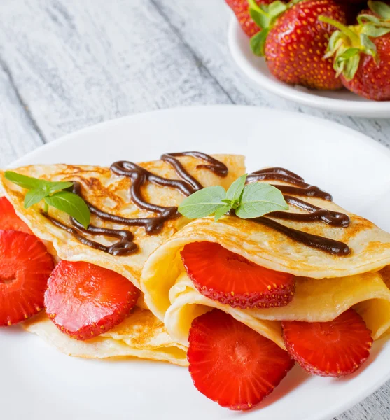 Pfannkuchen mit geschnittenen Erdbeeren — Stockfoto