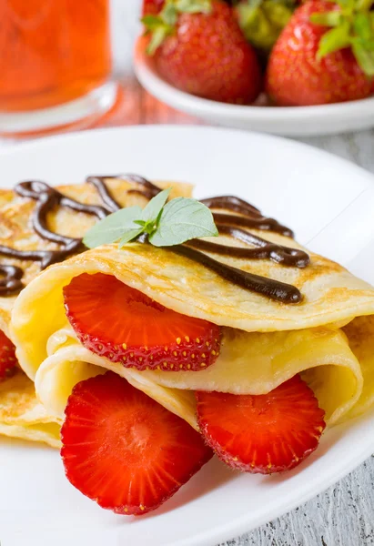 Pfannkuchen mit geschnittenen Erdbeeren — Stockfoto