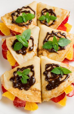 Çilek ve portakal ile Pancakes