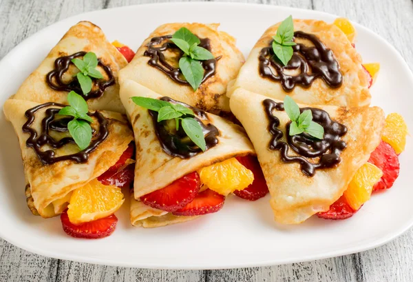 Panqueques con fresas en rodajas y naranja — Foto de Stock