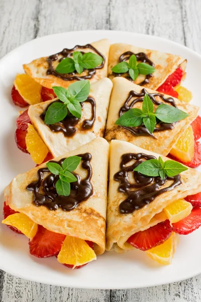 Panqueques con fresas en rodajas y naranja — Foto de Stock