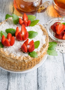 Kutlama kek çilek çiçekler ve çay