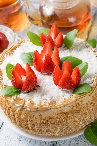 Festtorte mit Erdbeerblüten und Tee — Stockfoto