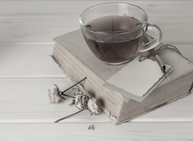 Dekoratif kartla eski kitap kurutulmuş güller, NIB kalem ve fincan çay