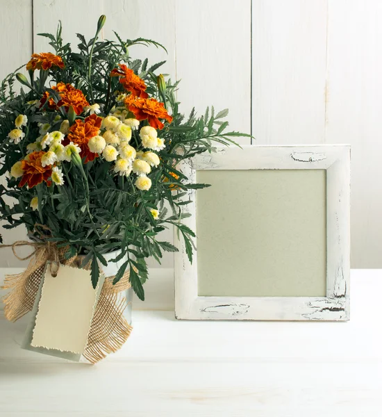 Tagetes buquê de flores com moldura para fotos — Fotografia de Stock